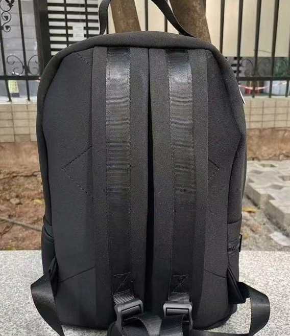 Backpack with large capacity for both shoulders