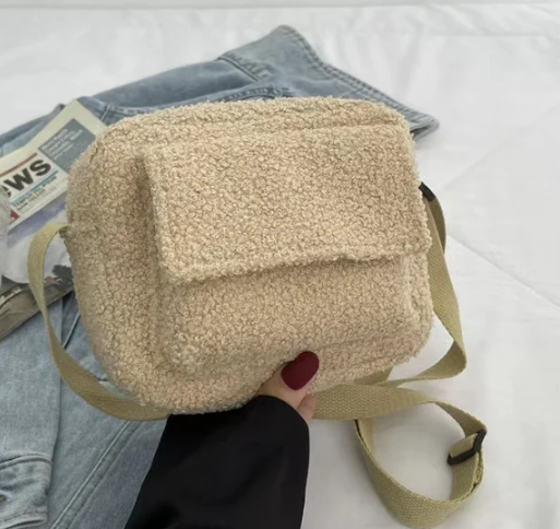 Mini plush hand-held shoulder bag   E495