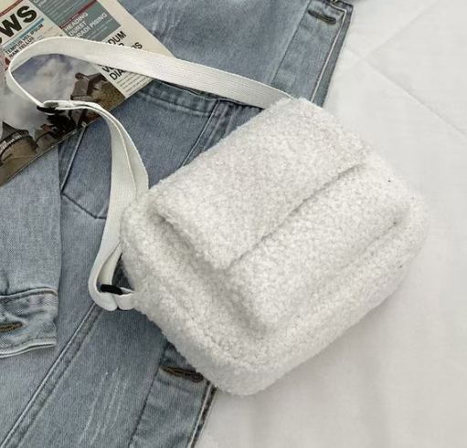 Mini plush hand-held shoulder bag   E495