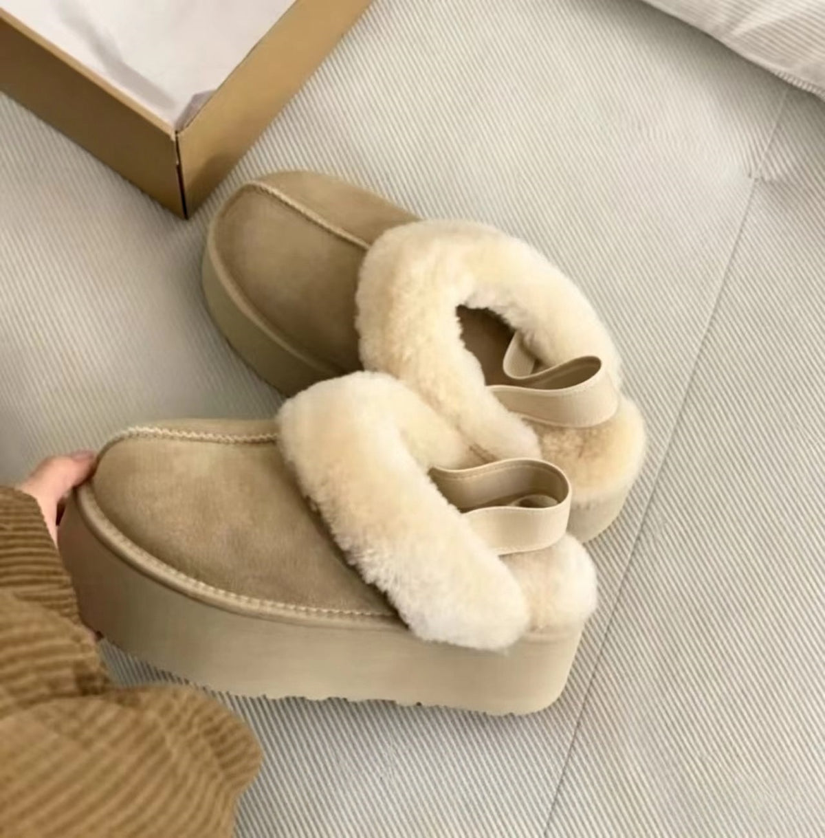 Half slippers with thick velvet sole  E1481