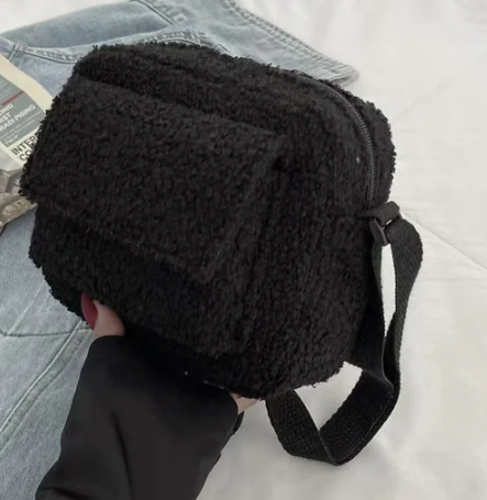 Mini plush hand-held shoulder bag   E495