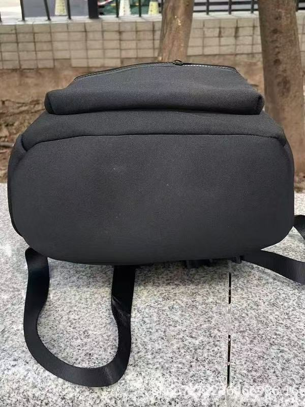 Backpack with large capacity for both shoulders